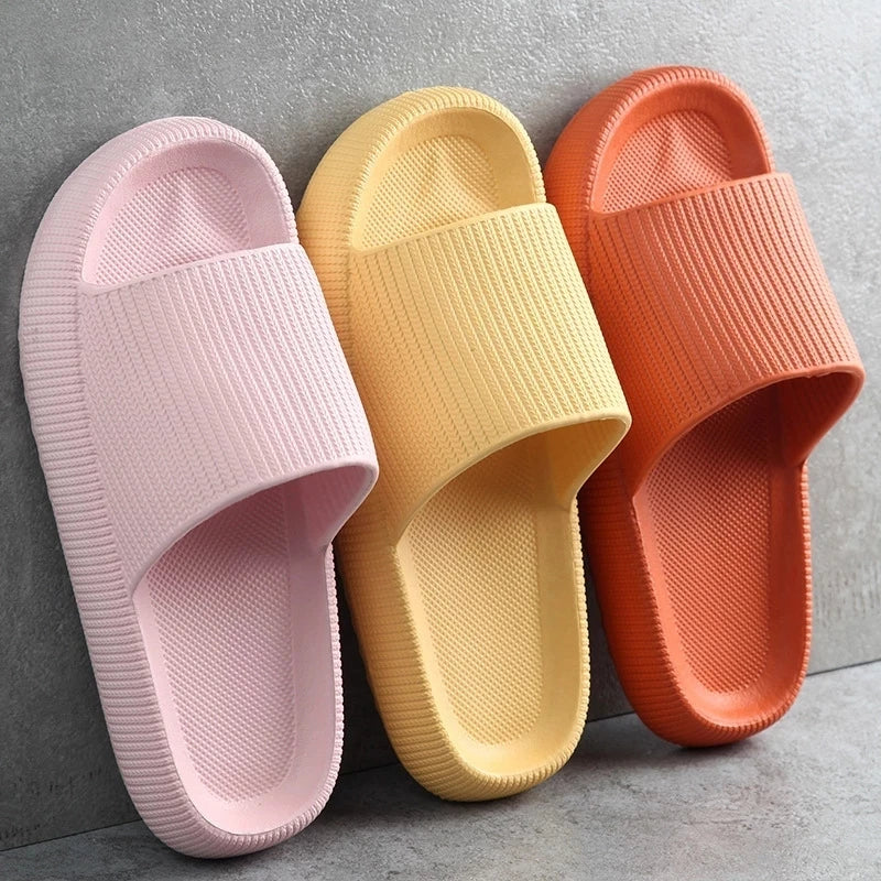 [Chinelos de casa] de banheiro de plataforma grossa moda feminina sola macia EVA slides.